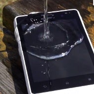 Sony pours water on the Xperia acro S and the Xperia advance (video)