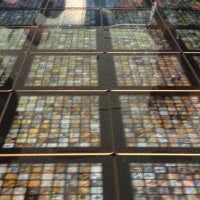 Apple builds a giant table out of 120 iPads, shows off top 20,000 apps