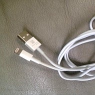 Video sizes up iPhone 5 parts with iPhone 4S and Galaxy S III, Apple's new USB cable surfaces