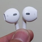 Redesigned Apple iPhone 5 earphones show horse head-like appearance