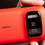 Damian Dinning tweets his response to criticism of 8MP PureView camera on Nokia Lumia 920
