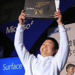 Watch a Chinese granny trying to stop Microsoft’s Surface launch event