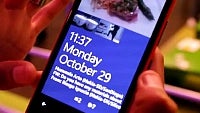 Watch the Nokia Lumia 920 lock screen get real-time updates from the Facebook Live App in WP8
