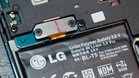 Peek behind LG Nexus 4 back cover shows replaceable battery