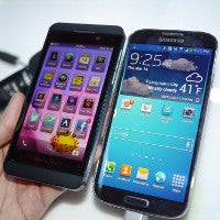 Samsung Galaxy S 4 vs BlackBerry Z10: first look