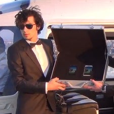 Samsung flies the Galaxy S4 in with a helicopter to launch it in Romania