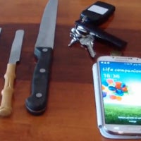 Samsung Galaxy S4’s Gorilla Glass 3 goes against a set of knives in scratch test