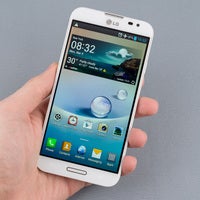 What makes the Full HD IPS display on the LG Optimus G Pro better than AMOLED