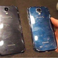 “Blue Arctic” Samsung Galaxy S4 is real, here it is compared against a black S4