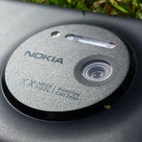 Nokia EOS leaks out once again, posing next to a Lumia 920 and it’s hard to tell the difference