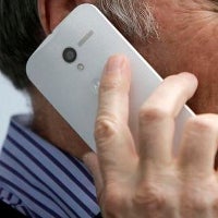 New photos of Motorola Moto X show that the model will employ a nano-SIM card and tray