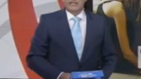 News anchor mistakes pile of paper for an Apple iPad on air