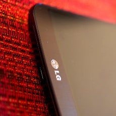 LG G Flex appears in the flesh: curved phone has buttons on the back and dual color flash