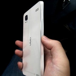 Alleged screen endurance tests of the 2560x1440 pixels Vivo Xplay 3S pop up