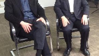 Apple CEO Tim Cook gives China Mobile's chairman a gold Apple iPhone 5s