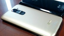 Here are the first live pics of the LG G2 gold edition