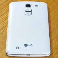 LG G Pro 2 images leak, reveals volume rocker and power buttons on the rear cover