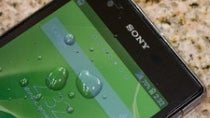 Underwater photographer takes the Sony Xperia Z1S for a dive among manatees