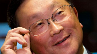 BlackBerry CEO Chen calls Apple iPhone users "wall-huggers"