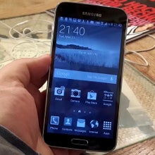 Exhaustive Galaxy S5 design and interface video reviews appear, plus comparisons with the S4 and iPhone 5s