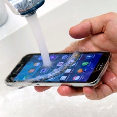 Samsung Galaxy S5's IP67 certification gets tested, holds water