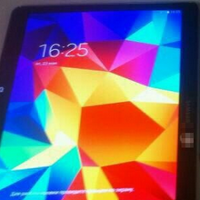 Irony: Low-res photo shows off hi-res display on the Samsung Galaxy Tab S 10.5