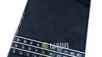 Top-shelf BlackBerry Q30 (Windermere) photos and specs leak