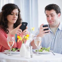 Smartphones to blame for 77% increase in dining time at one restaurant?