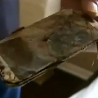 Samsung Galaxy S4 catches fire under the pillow of a 13 year-old girl