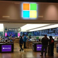 Microsoft might open a store on New York's Fifth Avenue, five blocks away from Apple's glass cube