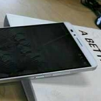 Bezel busting Huawei Ascend Mate 7 poses for two more pictures