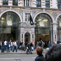 Survey in U.K. of those waiting on line, shows large preference for the Apple iPhone 6 Plus
