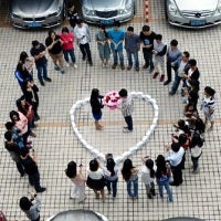 This is huge! Chinese programmer proposes to girlfriend with 99 iPhones