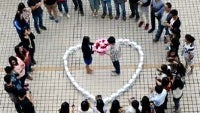 This is huge! Chinese programmer proposes to girlfriend with 99 iPhones