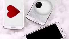 Samsung reminds us that the Galaxy S5 is water-resistant, builds a snowman with some S5s inside