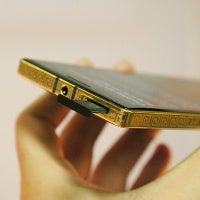 Attention, gold-diggers! This Nokia Lumia 930 is covered with 24K gold