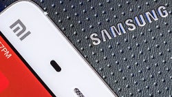 Samsung’s smartphone sales share nosedives to new lows in Q4, Apple picks up the slack