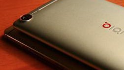 Two ZTE Nubia Z9 models pose for the camera