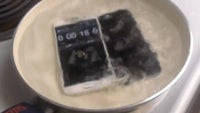 Samsung Galaxy S6 vs iPhone 6... in a boiling hot water test?