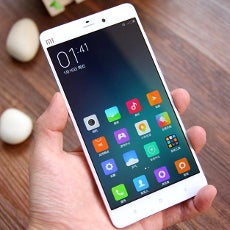 Three apps to install and use your big phone with one hand much easier