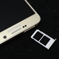 Dual SIM Samsung Galaxy Note5 appears in photos, no microSD card slot in sight