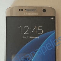 Samsung Galaxy S7 in shiny gold caught on camera