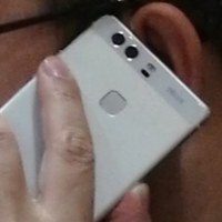 Huawei president photographed with dual-camera handset; it looks like the Huawei P9