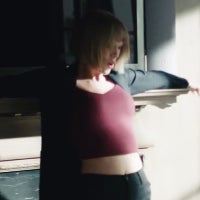 Maximum effort: the latest Apple Music shows Taylor Swift dancing around for 60 seconds. Again