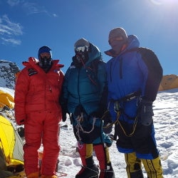 Explorer climbs Everest, takes photos and video with Samsung's Galaxy S7 and Gear 360