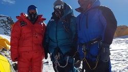 Explorer climbs Everest, takes photos and immersive video with Samsung's Galaxy S7 and Gear 360