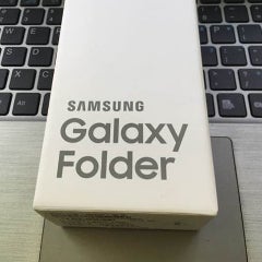 Samsung's unannounced Galaxy Folder 2 flip phone gets full unboxing treatment