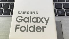 Samsung's unannounced Galaxy Folder 2 flip phone gets full unboxing treatment