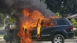 Fire Rescue team on Note 7 setting ablaze the Jeep in Florida: the cause is 'undetermined'