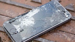 Man enters Apple Store and deliberately smashes dozens of iPhones (Video)